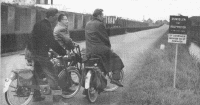 Op de slecht geasfalteerde Poeldijkseweg tussen Wateringen en Poeldijk confereerden drie bromfietsers op 12juni 1956 rustig over een nieuw verkeersbord, voordat de eerste auto er aankwam. 