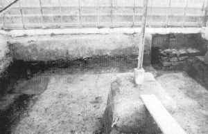 De Romeinse fundering zoals werd aangetroffen op de tuin van A van der Voort aan de Wateringseweg in Poeldijk