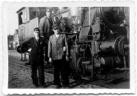 W S M locomotief 25 voor station s Gravenzande Midden machinist J Moes rechts rangeerder van Soest  links chef Den Ouden Opa Den Ouden als Chef